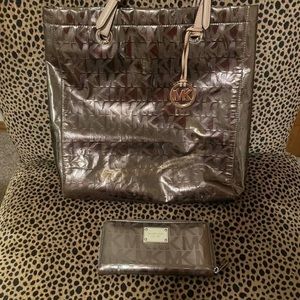 Jet set metallic purse set